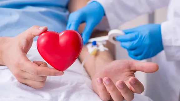 Männlicher Patient erhält im Krankenhaus eine Bluttransfusion.