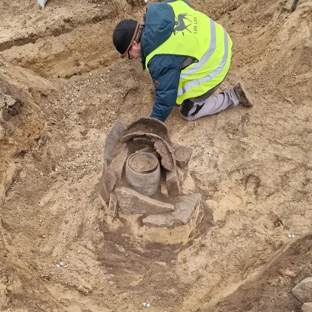 Ausgrabung eines Urnengrabs mit Steinschutz auf dem Wohnhügel von Groß Rosenburg.