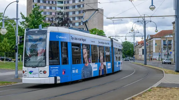 Eine Dessauer Straßenbahn fährt