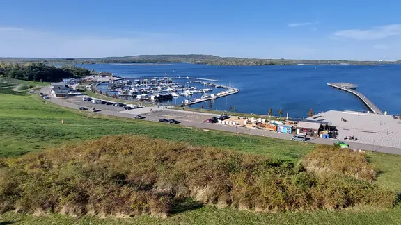 Blick auf einen See mit Hafen und Seebrücke
