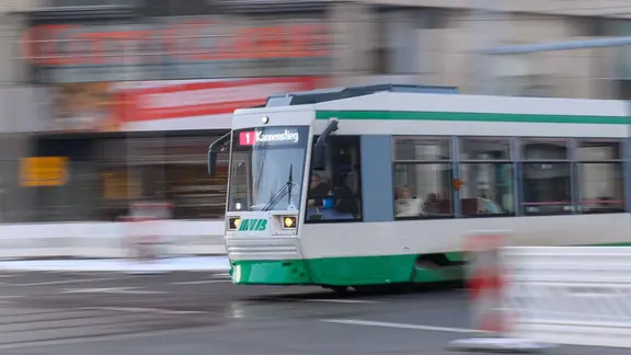 Eine Straßenbahn der Magdeburger Verkehrsbetriebe (MVB) kommt aus dem Tunnel am Hauptbahnhof und fährt am «City-Carre» vorbei