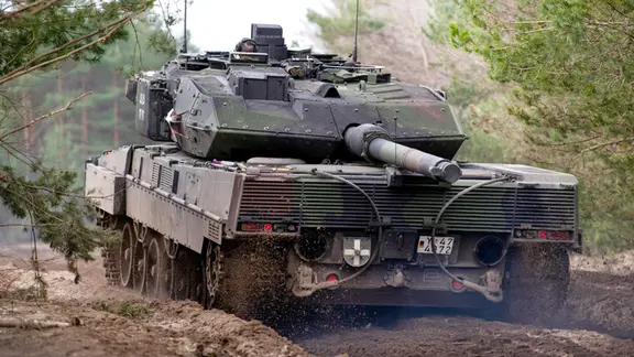 Ein Kampfpanzer vom Typ Leopard 2 A7V vom dem Lehrbataillon 93 der Bundeswehr fährt während einer Übung zur Gefechtsaufklärung auf dem Truppenübungsplatz.
