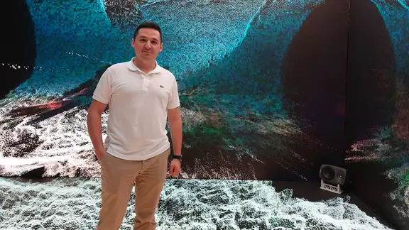 Volodymyr Bondarenko, Forscher an der Professur für Kommunikationsnetze der TU Dresden kann plötzlich tief in das Meer abtauchen.