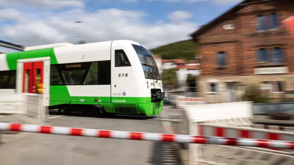 Ein Triebwagen der Süd-Thüringen-Bahn an einer Baustelle vorbei.