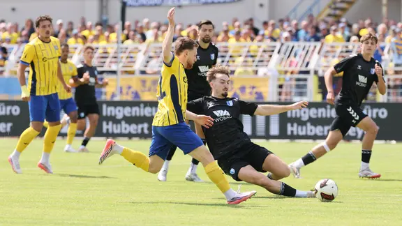 Spieler von Lok Leipzig und 1. FC Magdeburg II kämpfen um den Ball.