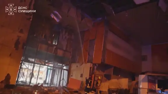 Nacht, beschädigtes Gebäude, Lööscharbeiten