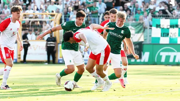 Zweikampf in der Partie Chemie Leipzig gegen Halle: Julius Hoffmann (Chemie), Burim Halili (Halle) und Rajik Lisinski (Chemie) kämpfen um den Ball.