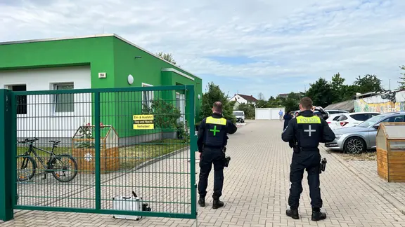 Polizisten stehen auf dem Gelände der Gewerkschaft der Polizei in Erfurt.