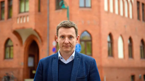 Andreas Brohm (parteilos), Bürgermeister von Tangerhütte, steht vor dem Rathaus der Einheitsgemeinde.