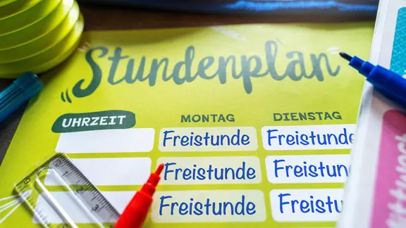 Fotomontage, Symbolbild: Ein Stundenplan voller Freistunden macht den Lehrermangel sichtbar.