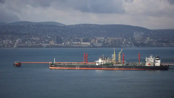 Tanker im russischen Schwarzmeerhafen Noworossijsk