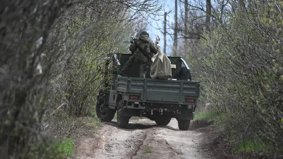 Russische Soldaten sind im April 2026 am Frontabschnitt in Kostjantyniwka in der Ostukraine unterwegs.