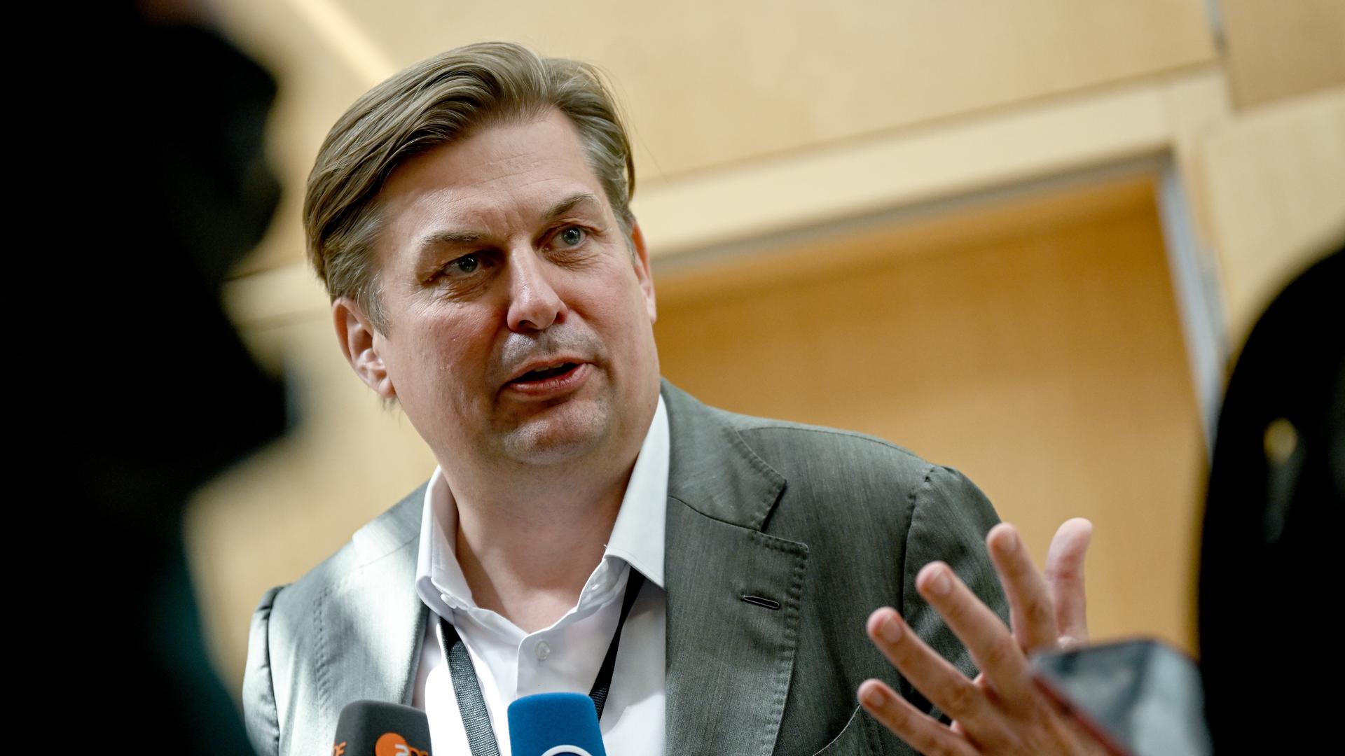 Maximilian Krah (AfD) gibt ein Interview  | picture alliance/dpa | Britta Pedersen