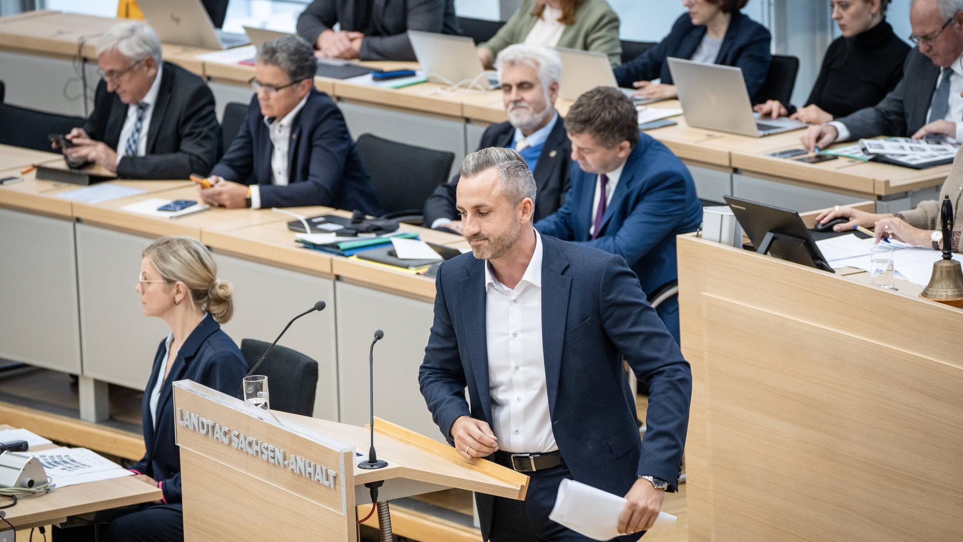 Ulrich Siegmung, AfD-Abgeordneter, begrÃ¼ndet den von AfD und BSW gestellten Antrag, im Hintergrund Armin Willingmann, SPD, mit dem amtierenden MinisterprÃ¤sidenten Sven Schulze, auf der Regierungsbank | IMAGO / Chris Emil JanÃen
