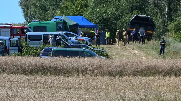 Polizisten, Soldaten und Feuerwehrleute sindin der Nähe des Dorfes Tarnawa-Kolonia im Osten Polens im Einsatz. Ein nicht identifiziertes Flugobjekt schlug in den frühen Morgenstunden des 30. Juli in der Nähe des Dorfes Tarnawa-Kolonia ein und explodierte, wie die Feuerwehr mitteilte.
