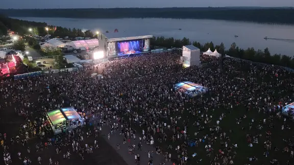 Besucher des Rock- und Popfestival Highfield vor einer der Bühnen. 