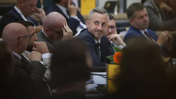 Konstituierende Sitzung des Landtags: Ulrich Siegmund, AfD, Mitte, während der Sitzung, rechts Sven Schulze, 