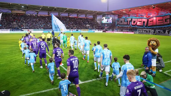 Chemnitz, 22 04 2026, Stadion an der Gellertstraße, Fußball, Sachsenpokal, Halbfinale, Chemnitzer FC vs FC Erzgebirge Aue , Im Bild Begrüßung Einlauf der Mannschaften