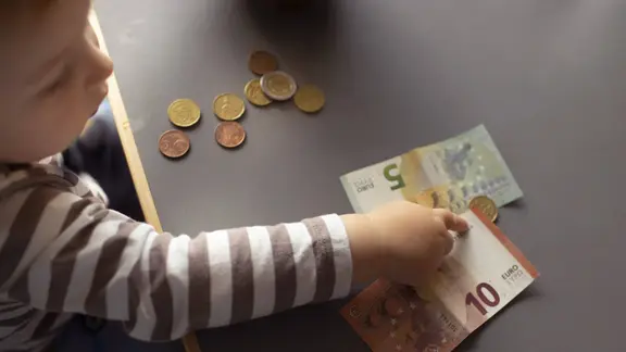 Kind mit Geldscheinen, zehn Euro, fuenf Euro. Bonn Deutschland