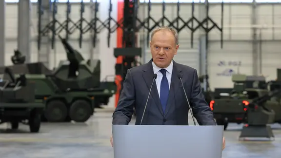 Der polnische Ministerpräsident Donald Tusk spricht während der feierlichen Unterzeichnung von Verträgen zwischen Polska Grupa Zbrojeniowa und Kongsberg Defence & Aerospace.