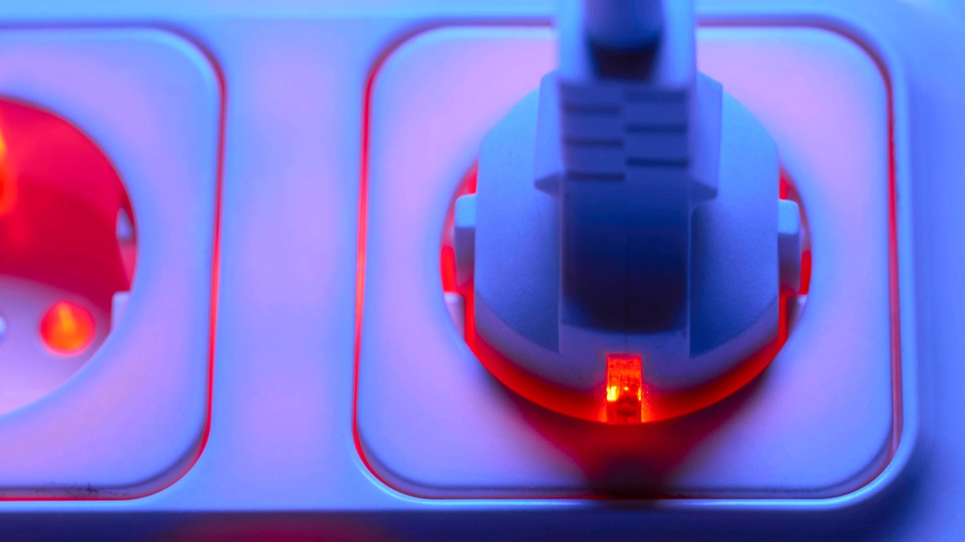 Stecker in einer Steckdose | IMAGO/Kosecki
