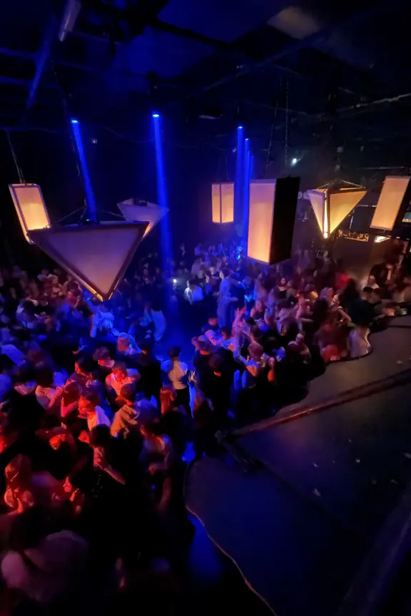 Menschen feiern in einem Nachtclub.