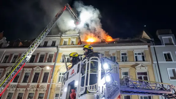 Flammen schlagen aus einem Dach