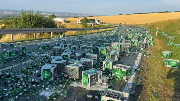 Bierflaschen und Kästen verteilt auf der B4