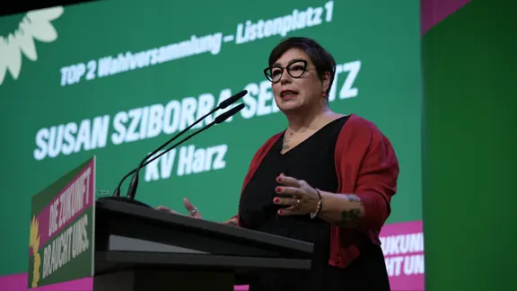 Susan Sziborra-Seidlitz spricht auf einem Parteitag der Grünen in Wittenberg