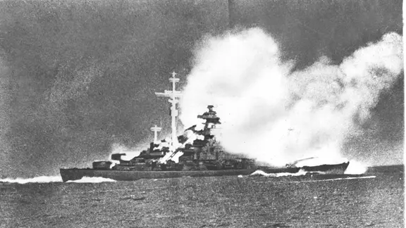 HIstorisches Schwarzweiß-Bild: Schlachtschiff Bismarck erhält Treffer durch HMS Prince of Wales