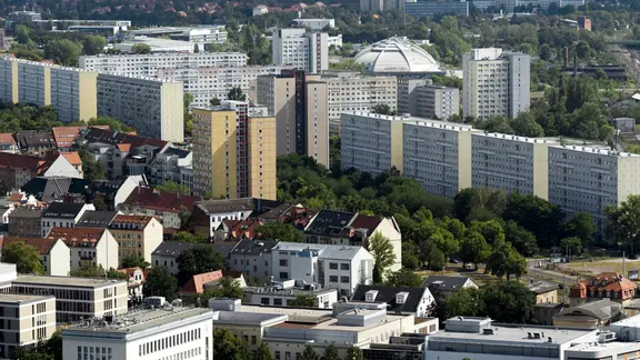 Mietshäuser und Plattenbauten in Leipzig im Juli 2022.