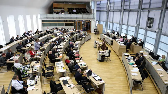 Ein Plenarsaal eines Parlaments.