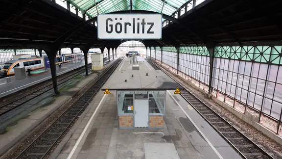 Netze hängen am Glasdach der Bahnsteighalle im Bahnhof Görlitz. 