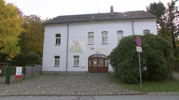 "Wann dürfen wir wieder zu den Omis und Opis?": Kooperation von Kita und Seniorenheim in Gefahr
