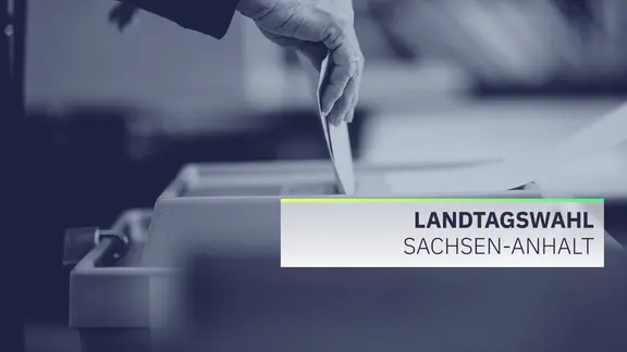 Eine Frau wirft ihren Stimmzettel in eine Wahlurne