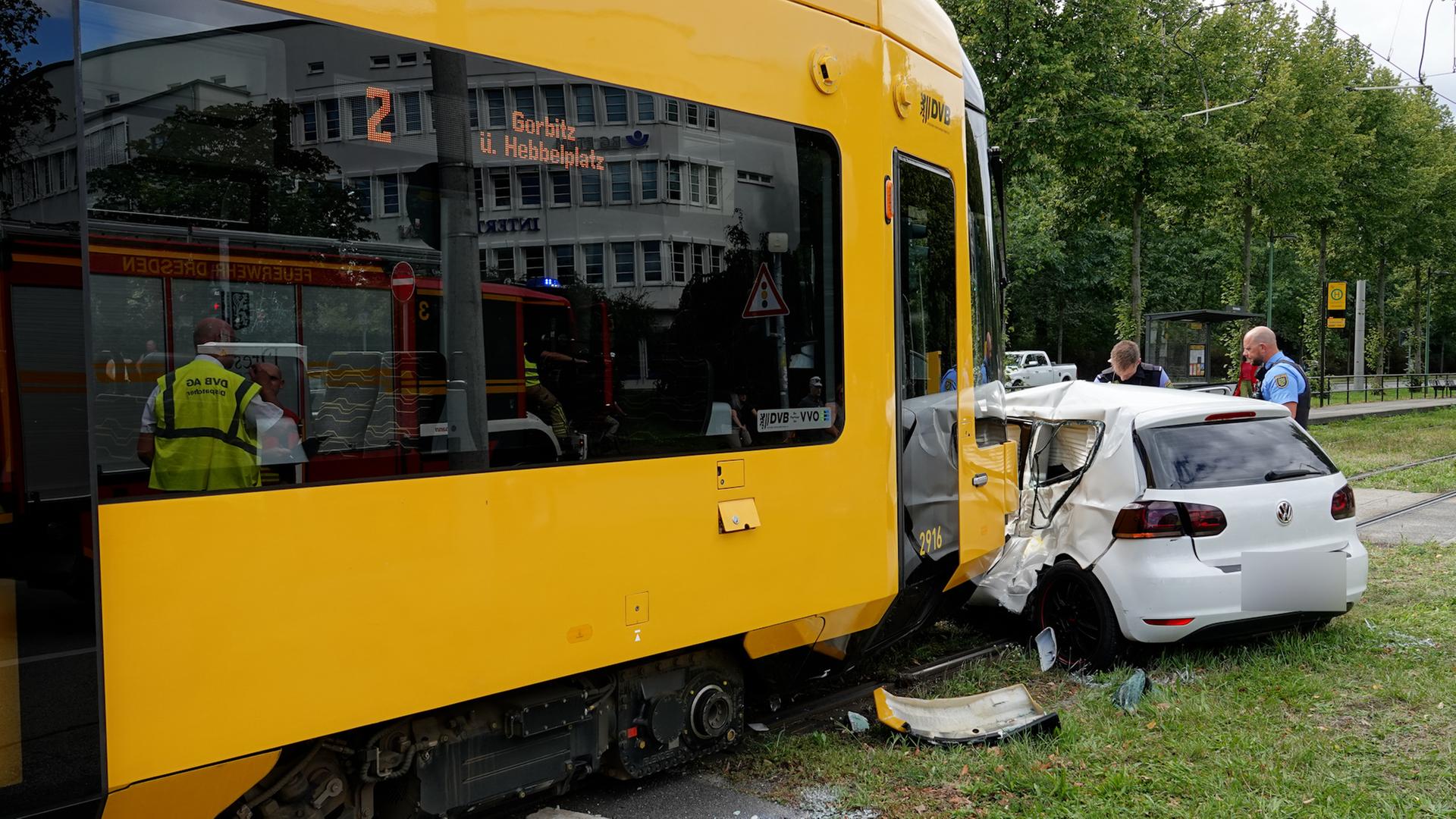 Vier Verletzte bei Unfall mit Straßenbahn in Dresden