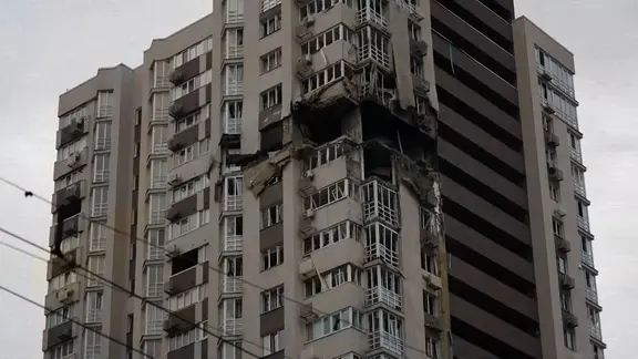 Nach einem russischen Luftangriff ist ein  Wohnhaus in Kiew beschädigt worden. 