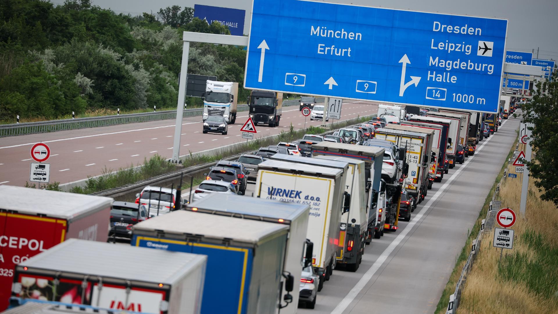 Lkw und Pkw stauen sich auf der A9 vor dem Schkeuditzer Kreuz in Richtung München. |  picture alliance/dpa | Jan Woitas
