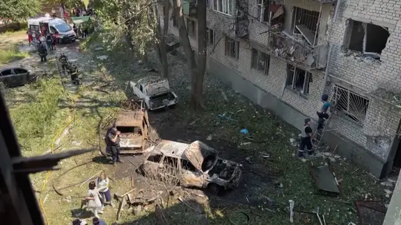 Nach einem russischen Luftangriff auf die Stadt Saporischschja im Süden des Landes wurde ein Gebäude und mehrere Fahrzeuge zerstört.