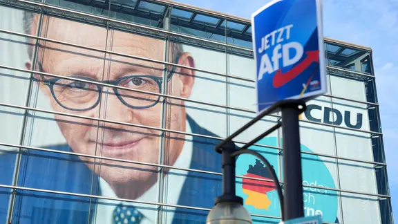 AfD hängt vor dem Konrad-Adenauer-Haus mit dem Konterfei des CDU-Bundesvorsitzenden Merz。 
