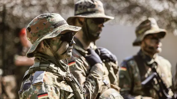 Ein Spähtrupp aus Reservisten nimmt bei einer Übung  (Aufnahme von 2024)