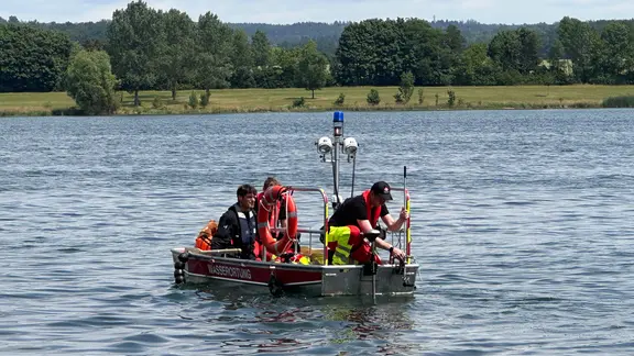 Ein Boot der Wasserortung auf der Pöhl.
