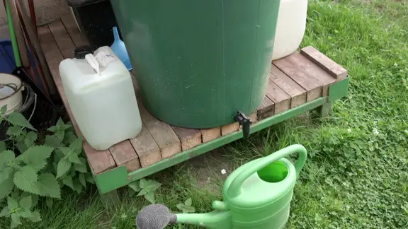 Wassertonne und Gießkann
