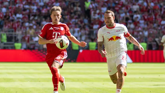 David Raum (RB Leipzig) gegen Tim Binder von Bayern München (li.)