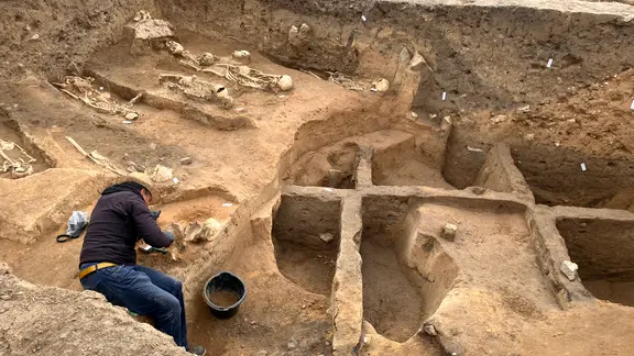 Zu sehen ist eine archäologische Ausgrabungsstelle. 