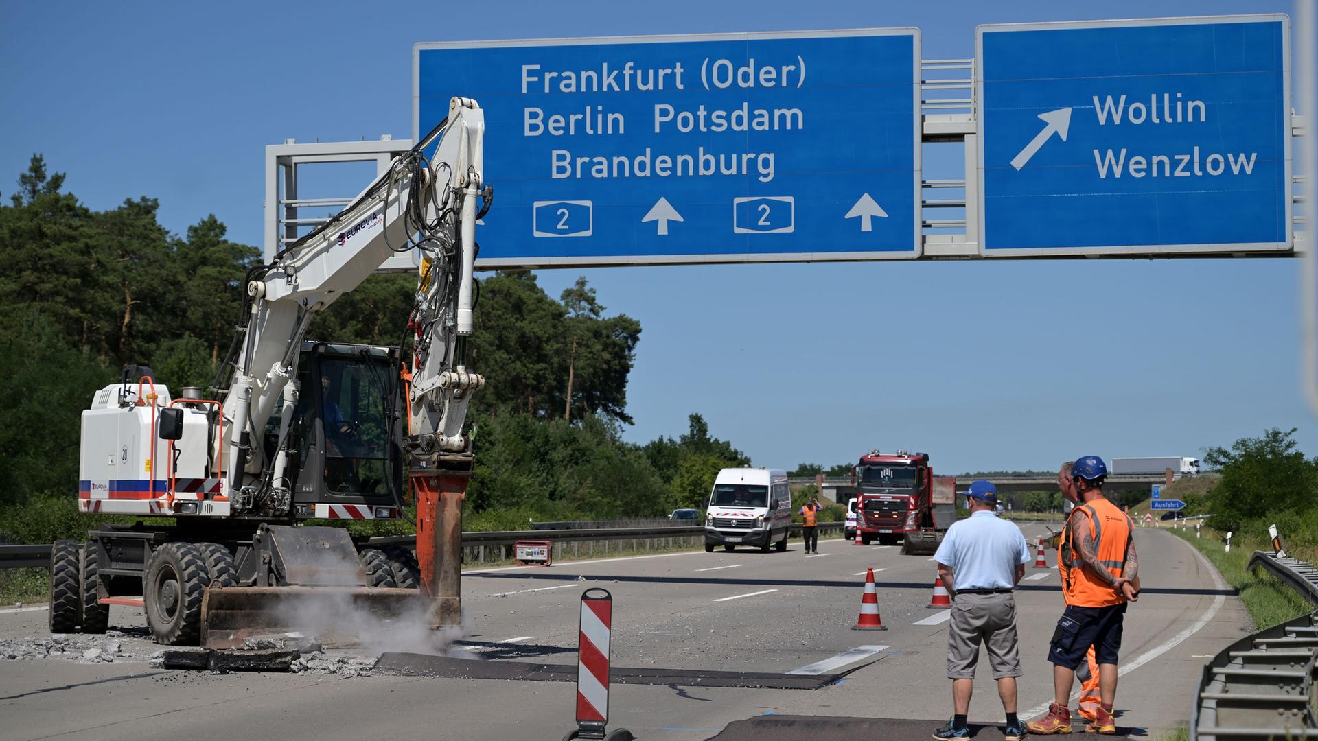 Ein Bagger mit einem Presslufthammer bearbeitet eine beschädigte Betonplatte auf der Autobahn 2. | +++ dpa-Bildfunk +++