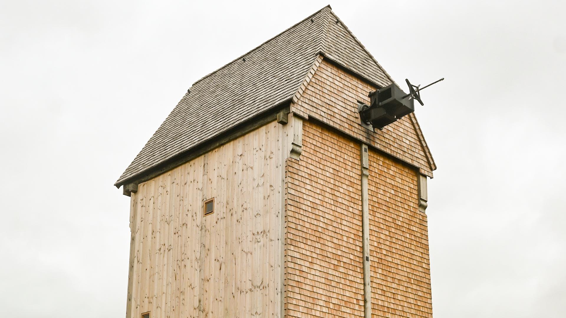 Beim Wiederaufbau: Teile der Bockwindmühle in Klettbach gestohlen