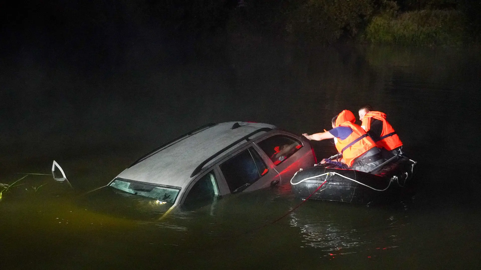Betrunkener Autofahrer stürzt bei Bad Muskau in die Neiße