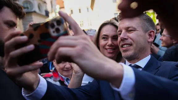 Der ungarische Ministerpräsident Péter Magyar macht ein Selfie mit einer Touristin in Krakau. 