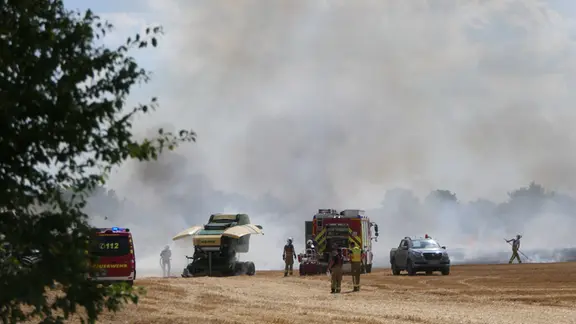 Beim Verabrieten und Pressen von Stroh kam es zu einem Brand auf einem Feld.
